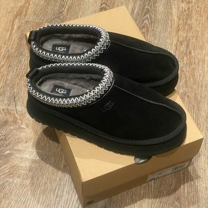 UGG Tazz Women’s 8/UK 6 black 🖤
Brand New in Box, never worn